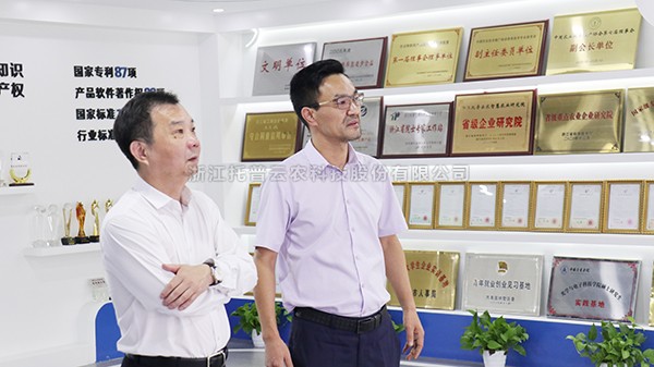 荆门市农业村落局党组书记、局长柴世民一行光临玛雅吧参观调查