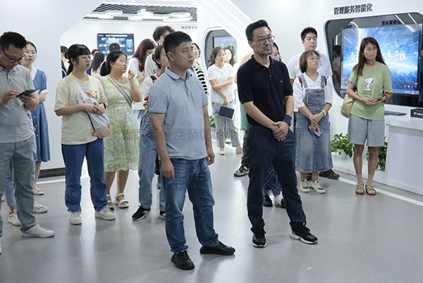 中国农科院茶叶钻研所所长助理、科技处处长姚明哲一行赴玛雅吧参观调研