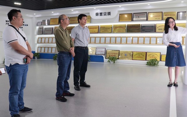 贵州省农业村落厅市场与信息化处处长方雷明光临玛雅吧调查互换