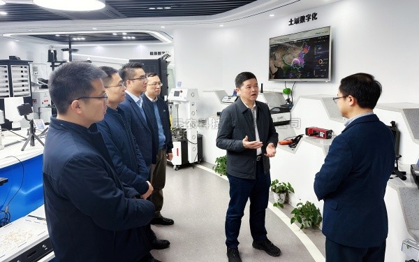 广西村落投资集团有限公司党委书记、董事长廖应灿一行光临玛雅吧调研参观