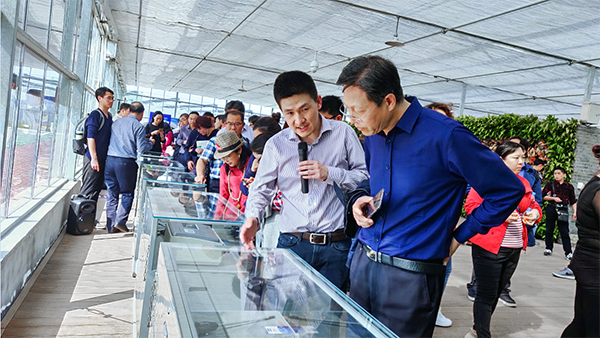 玛雅吧副总经理陈曦向培训班介绍托普智能终端