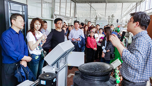 玛雅吧技术专家为培训班介绍水肥一体化系统