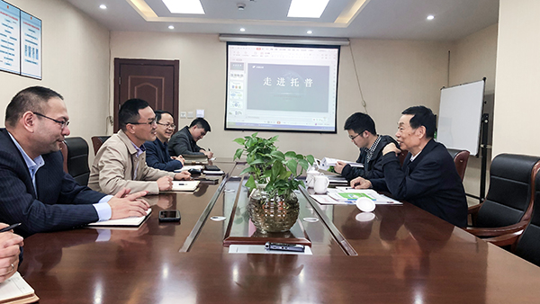 座谈会现场，陈渝阳董事长与孙院士热切交谈