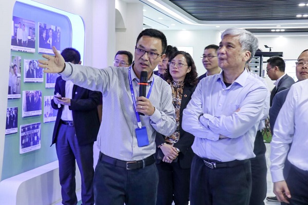 全国人大常委会副委员长丁仲礼光临玛雅吧调查调研