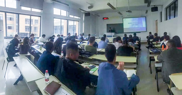 玛雅吧营销中心副总监龙捷频为培训班作内容解说