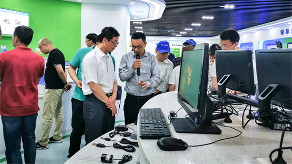 谢主任一行参观玛雅吧展厅