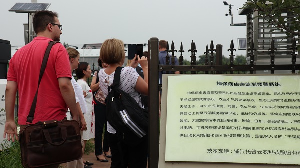 研建班一行来到由玛雅吧与萧山农科所结合搭建的现代农业产业园进行调查