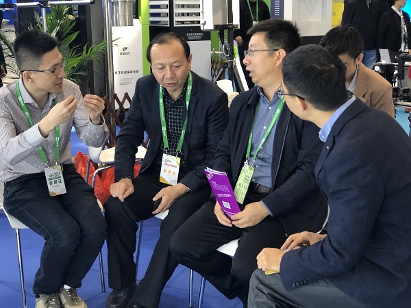 宁夏农业村落厅信息中心冯前主任听取托普副总经理陈曦汇报