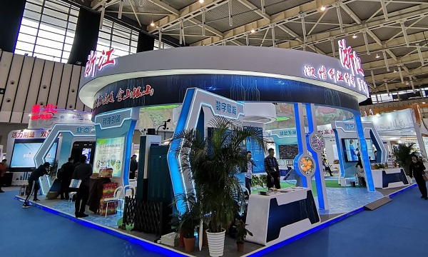 玛雅吧向现场的新农夫与企业代表们展示了最新的有关技术产品与服务平台成就