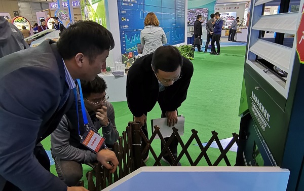 托普工作人员介绍智能设备