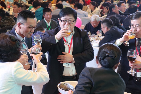 举杯交错，交谊相牵