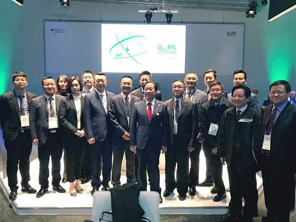 3月，中国代表团在德国柏林的留想合影