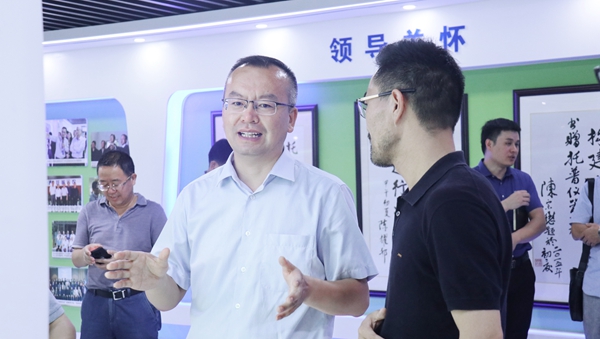 赵喜凯局长参观玛雅吧展厅