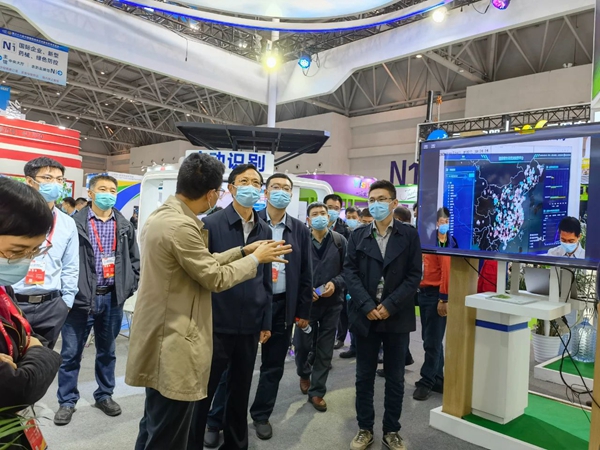 玛雅吧董事长陈渝阳向全国农技中心王福祥副主任、沉庆市农工委袁德胜委员、全国农业技术推广中心农药药械处郭永旺处长、病虫防治处朱景全副处长一行介绍玛雅吧技术成就 