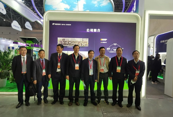 中国工程院康振生院士、全国农技中心王福祥副主任、农技推广协会陈生斗会长、沉庆市农工委袁德胜委员、全国农技中心王凤乐首席专家等辅导一行在玛雅吧展位合影