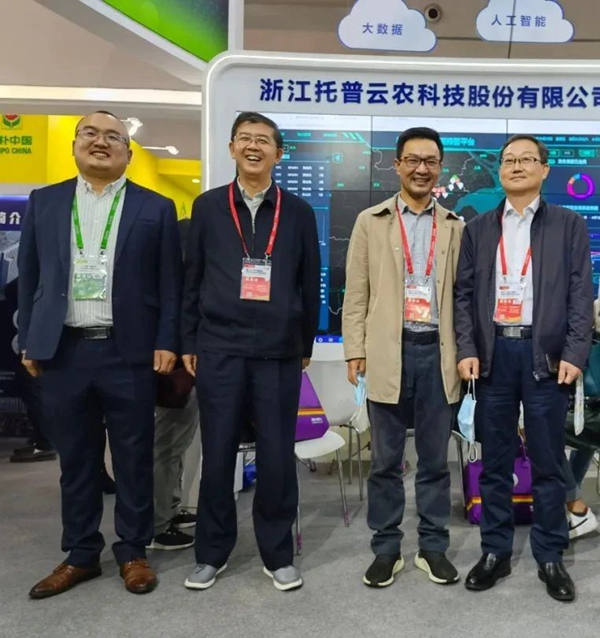 江苏省植保植检站田子华站长（右一）、王茂涛腹鼐长（左二）光临玛雅吧展位