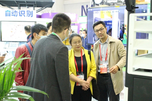 江西植保植检局钟玲局长（中）在玛雅吧展位相识新型测报设备