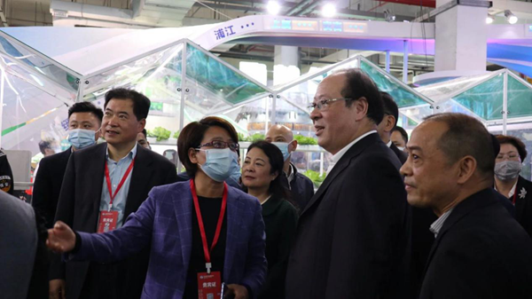 浦江县虞红梅副县长向浙江省彭佳学副省长、农业村落厅唐冬寿副厅长等辅导一行介绍“超等农场”