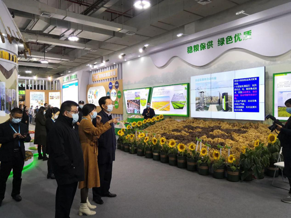 第十三届全国人民代表大会华侨委员会委员王辉忠、浙江省农业村落厅厅长王通林等辅导一行听取“出产科技化”建设情况