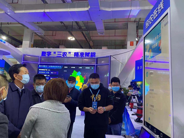 第十三届全国人民代表大会华侨委员会委员王辉忠、浙江农业村落厅厅长王通林一行听取“亲农在线”有关汇报