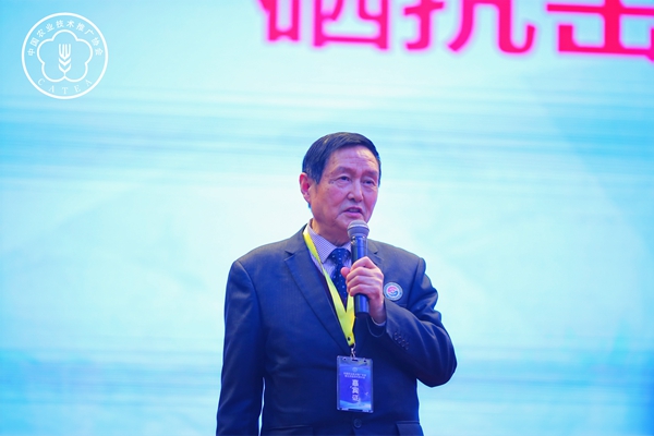 西安交通大学公共医学院教授、国度卫健委国度处所病沉点尝试室主任王治伦作“硒与人体健全”的汇报