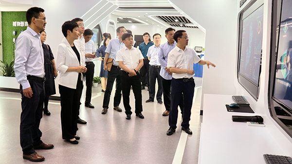 省科技厅党组书记何杏仁一行赴玛雅吧调研农业科技工作