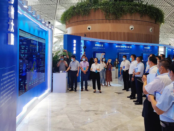 与会辅导参观“浙江村落大脑”建设情况