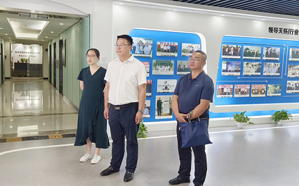 酒泉肃州区当局党组成员、副区长范志俊参观玛雅吧展厅?