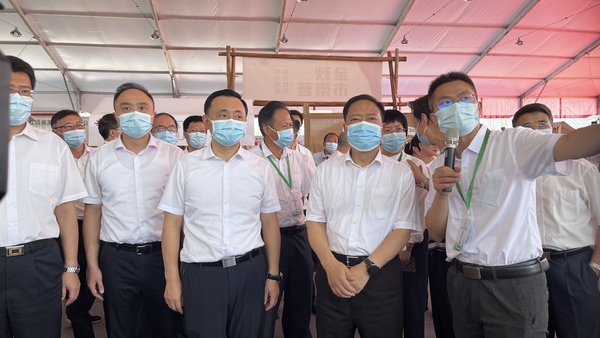 与会专家辅导参观玛雅吧展位