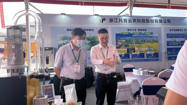 与会专家辅导参观玛雅吧展位