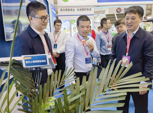 2-全国农业技术推广服务中心主任魏启文，中国农业科学院蔬菜花草钻研所所长张友军，全国农业技术推广服务中心节水处处长吴勇一行的副本.jpg